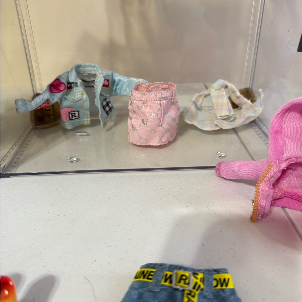 Rainbow High Deluxe Fashion Closet Playset with Doll, Clothes, Shoes and More! - Picture 8 of 12